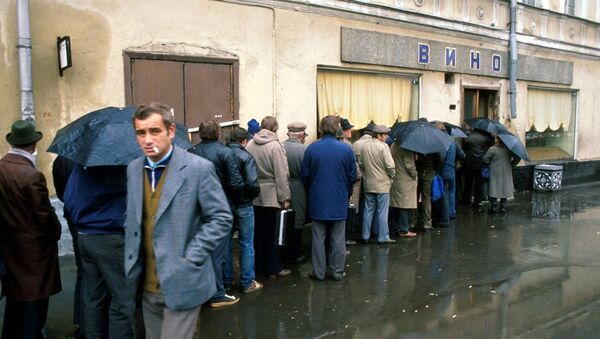 People trying to buy wine, 1985 - Sputnik International