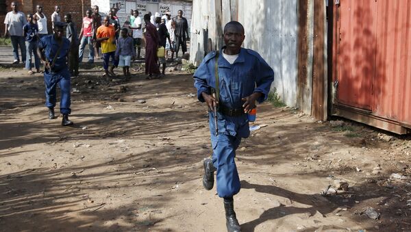 Policemen walk along a street in Bujumbura, Burundi May 15, 2015 - Sputnik International