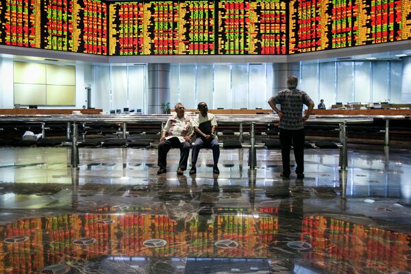Malaysian men watch the trading board at a private stock market gallery in Kuala Lumpur, Malaysia on Tuesday, May 12, 2015 Malaysian men watch the trading board at a private stock market gallery in Kuala Lumpur, Malaysia on Tuesday, May 12, 2015 - Sputnik International