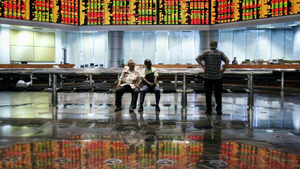 Malaysian men watch the trading board at a private stock market gallery in Kuala Lumpur, Malaysia on Tuesday, May 12, 2015 - Sputnik International