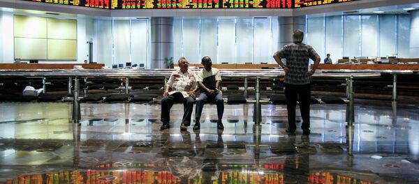 Malaysian men watch the trading board at a private stock market gallery in Kuala Lumpur, Malaysia on Tuesday, May 12, 2015 - Sputnik International