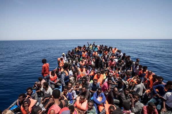 Migrants crowd the deck of their wooden boat off the coast of Libya May 14, 2015 Migrants crowd the deck of their wooden boat off the coast of Libya May 14, 2015 - Sputnik International