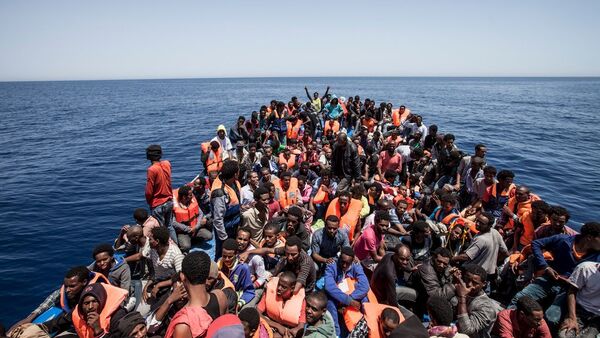 Migrants crowd the deck of their wooden boat off the coast of Libya May 14, 2015 - Sputnik International