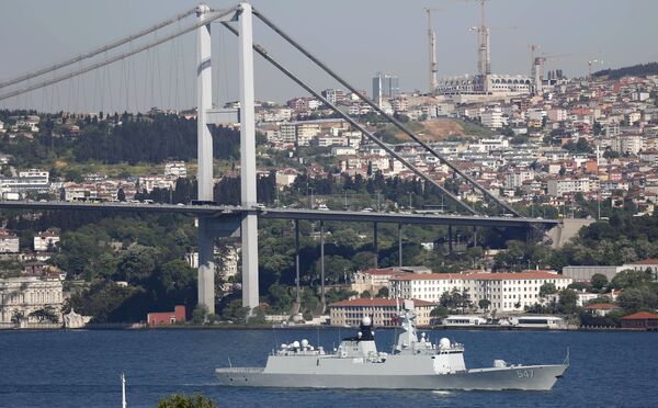 Chinese People's Liberation Army (PLA) navy frigate Linyi sets sail in the Bosphorus, on its way to the Mediterranean Sea, in Istanbul, Turkey May 14, 2015 - Sputnik International