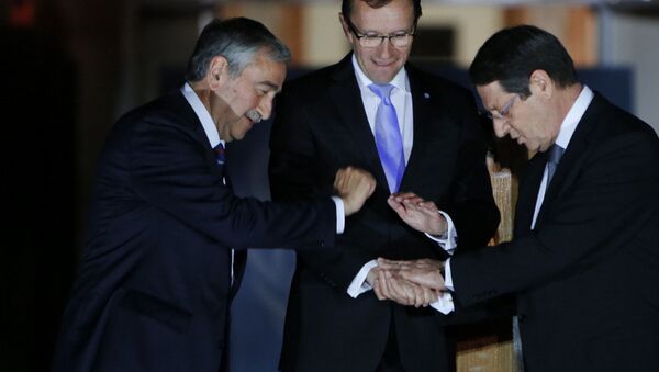 Cyprus' president Nicos Anastasiades, right, Turkish Cypriot leader Mustafa Akinci, left, and United Nations envoy Espen Barth Eide shake hands. - Sputnik International