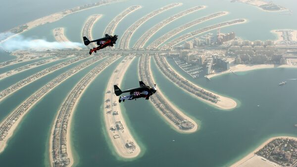 Полет на реактивном ранце-крыле Jet  Man над Дубаем  - Sputnik International