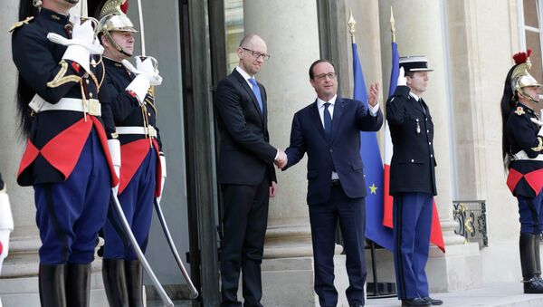 French President Francois Hollande (R) welcomes Ukraine's Prime Minister Arseny Yatseniuk at the Elysee Palace in Paris, France, May 13, 2015 - Sputnik International