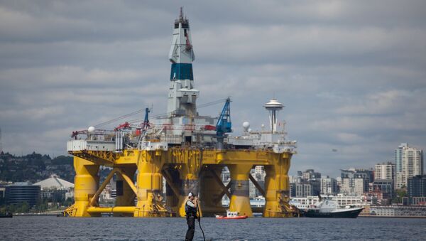 A man on a stand up paddle board is seen in front of the Shell Oil Company's drilling rig Polar Pioneer along the Puget Sound in Seattle, Washington, May 14, 2015 - Sputnik International