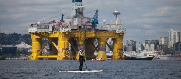 A man on a stand up paddle board is seen in front of the Shell Oil Company's drilling rig Polar Pioneer along the Puget Sound in Seattle, Washington, May 14, 2015 A man on a stand up paddle board is seen in front of the Shell Oil Company's drilling rig Polar Pioneer along the Puget Sound in Seattle, Washington, May 14, 2015 - Sputnik International