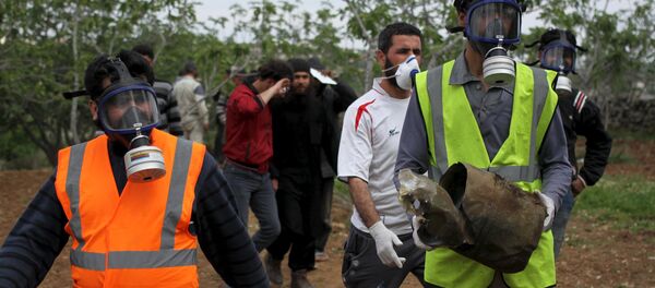 A Civil Defence member carries a damaged canister in Ibleen village from what activists said was a chlorine gas attack, on Kansafra, Ibleen and Josef villages, Idlib countryside May 3, 2015 A Civil Defence member carries a damaged canister in Ibleen village from what activists said was a chlorine gas attack, on Kansafra, Ibleen and Josef villages, Idlib countryside May 3, 2015 - Sputnik International