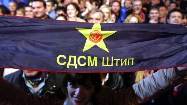 Supporters of the Social Democratic Union of Macedonia (SDSM) with party symbols - Sputnik International