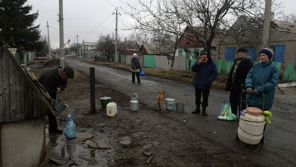 Debaltsevo residents get water from a well - Sputnik International