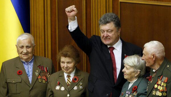 Ukrainian President Petro Poroshenko (center) gestures as he stands with veterans of the Ukrainian Insurgent Army (UPA) after a commemorative parliament session marking the 70th anniversary of the end of the war in Europe in Kiev, Ukraine May 8, 2015 - Sputnik International