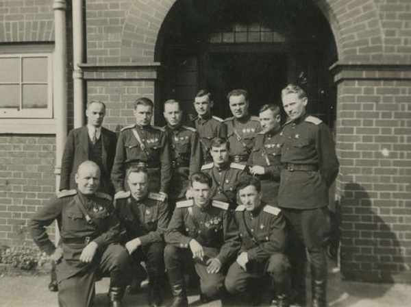 A few of the Soviet airmen who arrived in Scotland in 1943 to undertake top secret training at Errol Airfield, photo supplied by Anna Belorusova. A few of the Soviet airmen who arrived in Scotland in 1943 to undertake top secret training at Errol Airfield, photo supplied by Anna Belorusova. - Sputnik International