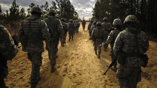 US Army recruits practice patrol tactics while marching during U.S. Army basic training at Fort Jackson - Sputnik International