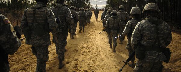 US Army recruits practice patrol tactics while marching during U.S. Army basic training at Fort Jackson - Sputnik International