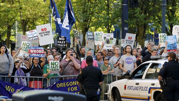 Protesters, many against the so-called fast track trade authority of the Trans-Pacific Partnership (TPP) trade agreement, rally outside the hotel where U.S. President Barack Obama is participating in a Democratic National Committee (DNC) event in Portland, Oregon May 7, 2015 - Sputnik International
