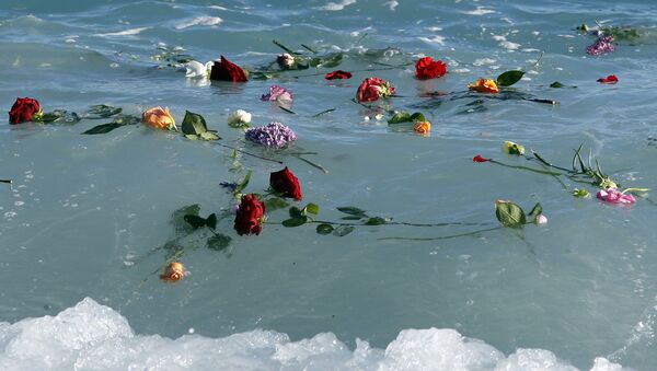 A file photo showing flowers float in the sea after they were thrown into the Mediterranean in honor of the migrants lost making the perilous journey across the sea, on April 28, 2015 in Nice, southeastern France - Sputnik International