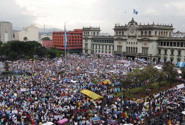 An aerial view shows protesters at a demonstration demanding the resignation of Guatemalan President Otto Perez Molina, in downtown Guatemala City, May 16, 2015 An aerial view shows protesters at a demonstration demanding the resignation of Guatemalan President Otto Perez Molina, in downtown Guatemala City, May 16, 2015 - Sputnik International