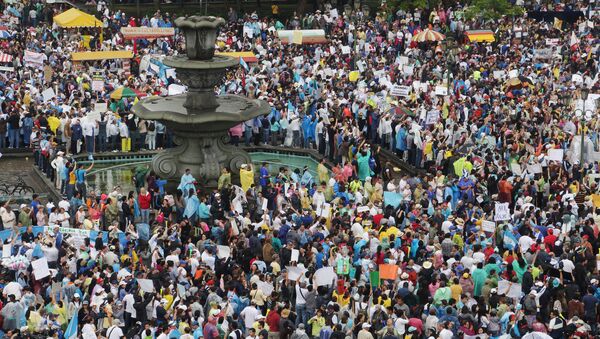 An aerial view shows protesters at a demonstration demanding the resignation of Guatemalan President Otto Perez Molina, in downtown Guatemala City, May 16, 2015 - Sputnik International