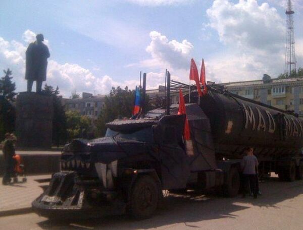 The Night Wolves' Mad Max tanker, parked in front of Theater Square, central Lugansk, in front of the city's Lenin statue. The Night Wolves' Mad Max tanker, parked in front of Theater Square, central Lugansk, in front of the city's Lenin statue. - Sputnik International
