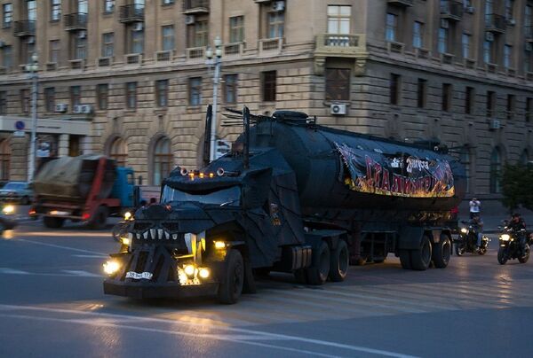 Mad Max driving through the streets of Volgograd, with a banner on its oil tank featuring the city's historic name - Stalingrad. Mad Max driving through the streets of Volgograd, with a banner on its oil tank featuring the city's historic name - Stalingrad. - Sputnik International