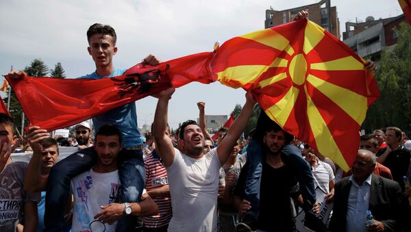 Anti-government protesters wave Albanian and Macedonian flags during a demonstration in Skopje, Macedonia, May 17, 2015 - Sputnik International