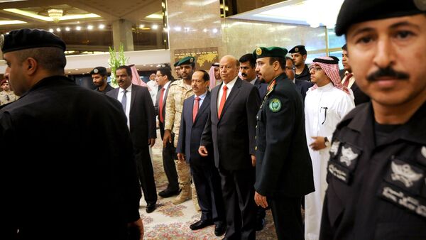 Yemen's exiled President Abed Rabbo Mansour Hadi (C) is seen surrounded by security forces upon his arrival for the opening of Riyadh Conference for Saving Yemen and Building Federal State in the Saudi capital Riyadh, on May 17, 2015 - Sputnik International