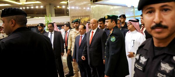 Yemen's exiled President Abed Rabbo Mansour Hadi (C) is seen surrounded by security forces upon his arrival for the opening of Riyadh Conference for Saving Yemen and Building Federal State in the Saudi capital Riyadh, on May 17, 2015 - Sputnik International