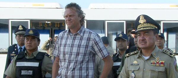 Russian Sergei Polonsky (C) is escorted by Cambodian police at Phnom Penh international airport on May 17, 2015 - Sputnik International