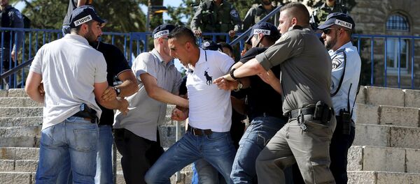 Israeli police officers scuffle with a Palestinian protester (C) as they disperse a protest near Damascus Gate outside Jerusalem's Old City, during a march marking Jerusalem Day, May 17, 2015 - Sputnik International