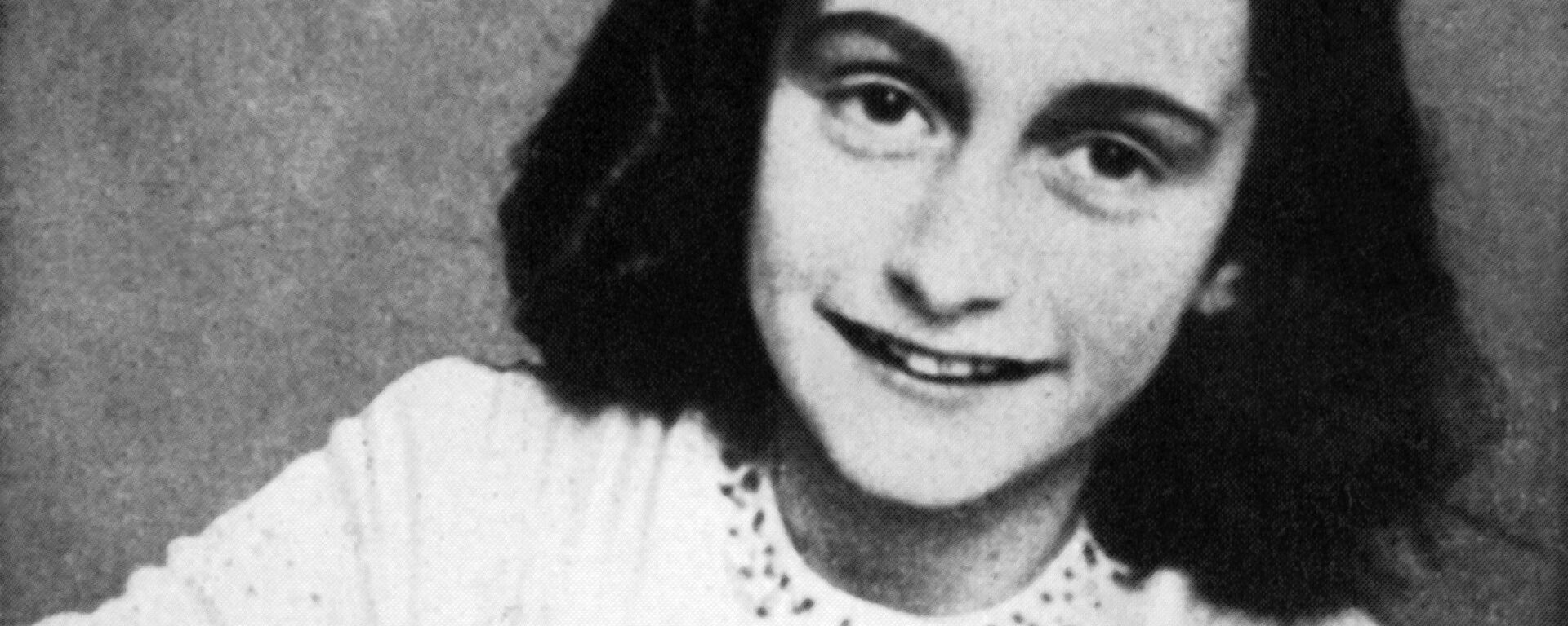 A picture released in 1959 shows a portrait of Anne Frank who died of typhus in the Bergen-Belsen concentration camp in May 1945 at the age of 15 - Sputnik International, 1920, 25.01.2022