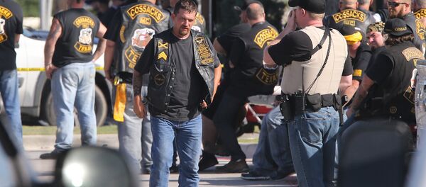 People stand as officers investigate a shooting in the parking lot of the Twin Peaks restaurant Sunday, May 17, 2015, in Waco, Texas - Sputnik International