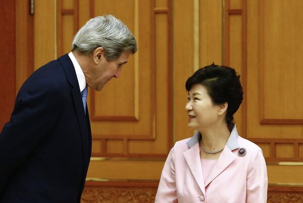 Then US Secretary of State John Kerry (L) speaks with then South Korean President Park Geun-hye (R) prior to a meeting at the Blue House in Seoul on May 18, 2015. - Sputnik International