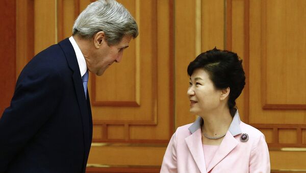 US Secretary of State John Kerry (L) speaks with South Korean President Park Geun-hye (R) prior to a meeting at the Blue House in Seoul on May 18, 2015 - Sputnik International