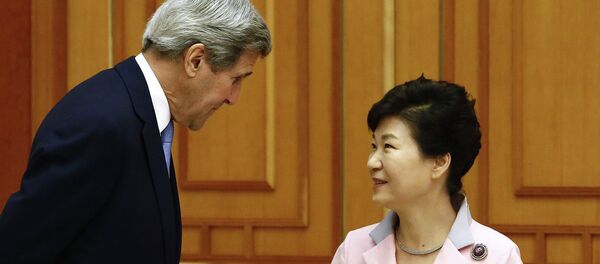 US Secretary of State John Kerry (L) speaks with South Korean President Park Geun-hye (R) prior to a meeting at the Blue House in Seoul on May 18, 2015 US Secretary of State John Kerry (L) speaks with South Korean President Park Geun-hye (R) prior to a meeting at the Blue House in Seoul on May 18, 2015 - Sputnik International