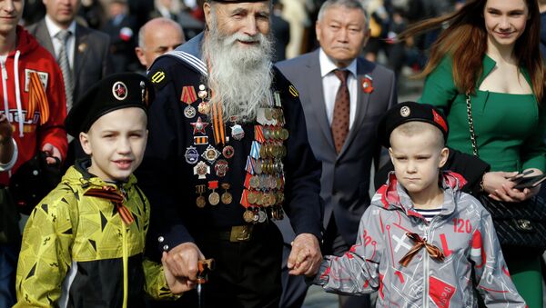 Georgy Shirokov, 91, a Russian veteran of WWII and former sailor of the Baltic Fleet walks in Red Square before the Victory Parade, celebrating 70 years after WWII, in Moscow, Russia, Saturday, May 9, 2015 - Sputnik International