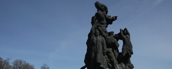 Flowers at the foot of the Babiy Yar memorial on the International Day of Liberation of Nazi Concentration Camp Inmates. - Sputnik International