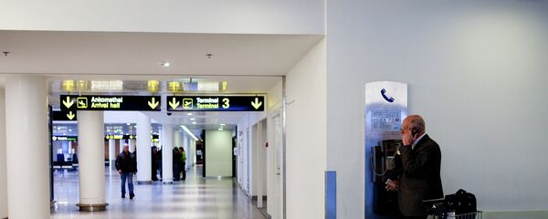 A man makes a phone call in Copenhagen International Airport in Kastrup  - Sputnik International