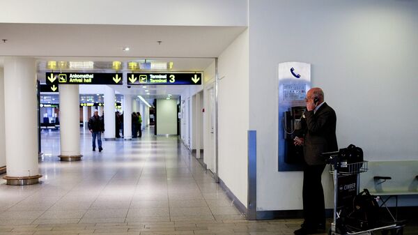 A man makes a phone call in Copenhagen International Airport in Kastrup - Sputnik International