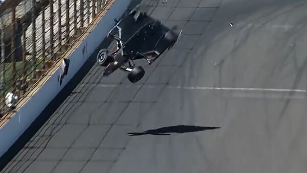 Car Flips Backwards Over Race Track - Sputnik International
