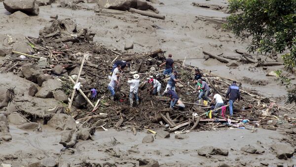 Residents remove mud and debris as they search for bodies after a landslide in the municipality of Salgar, in Antioquia department May 18, 2015 - Sputnik International