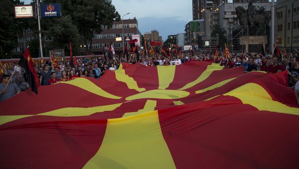 Supporters of the ruling VMRO-DPMNE party and Prime Minister Nikola Gruevski hold a Macedonian flag during a rally in Skopje, Macedonia, May 18, 2015 - Sputnik International