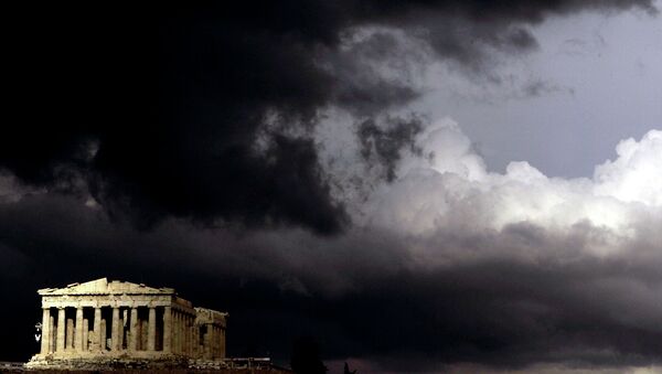 Dark clouds pass over a semi-sunlit Parthenon temple atop the ancient Acropolis Hill in Athens - Sputnik International