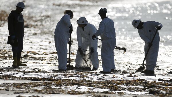 Workers clean up an oil slick along the coast of Refugio State Beach in Goleta, California, United States - Sputnik International