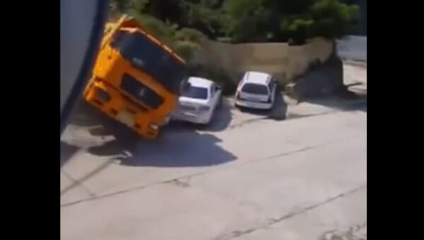 Man Narrowly Escapes Truck Crash - Sputnik International