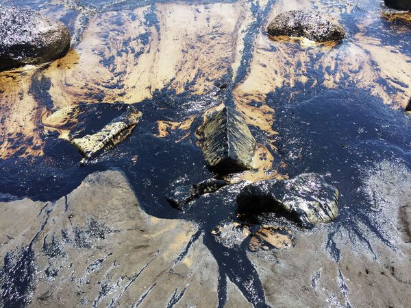This photo provided by the Santa Barbara County Fire Department shows an oil slick from a broken pipeline off the central California coast. This photo provided by the Santa Barbara County Fire Department shows an oil slick from a broken pipeline off the central California coast. - Sputnik International