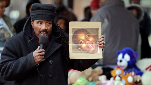 Activist Art McCoy holds a photo of Tamir Rice before a protest march at Cudell Park in Cleveland, Ohio. - Sputnik International