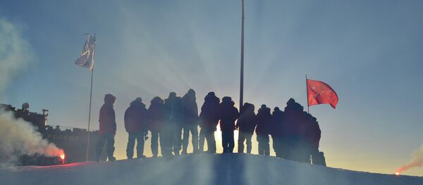 Russian polar explorers start setting up SP-40 drifting station Russian polar explorers start setting up SP-40 drifting station - Sputnik International