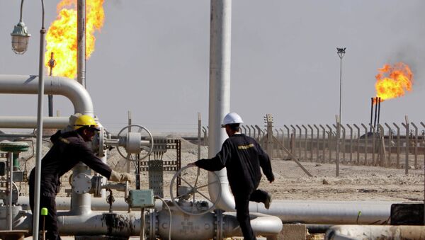 Oil workers are seen at the West Qurna Phase 2 field in the Basra region, 550 kilometers (340 miles) southeast of Baghdad, Iraq - Sputnik International